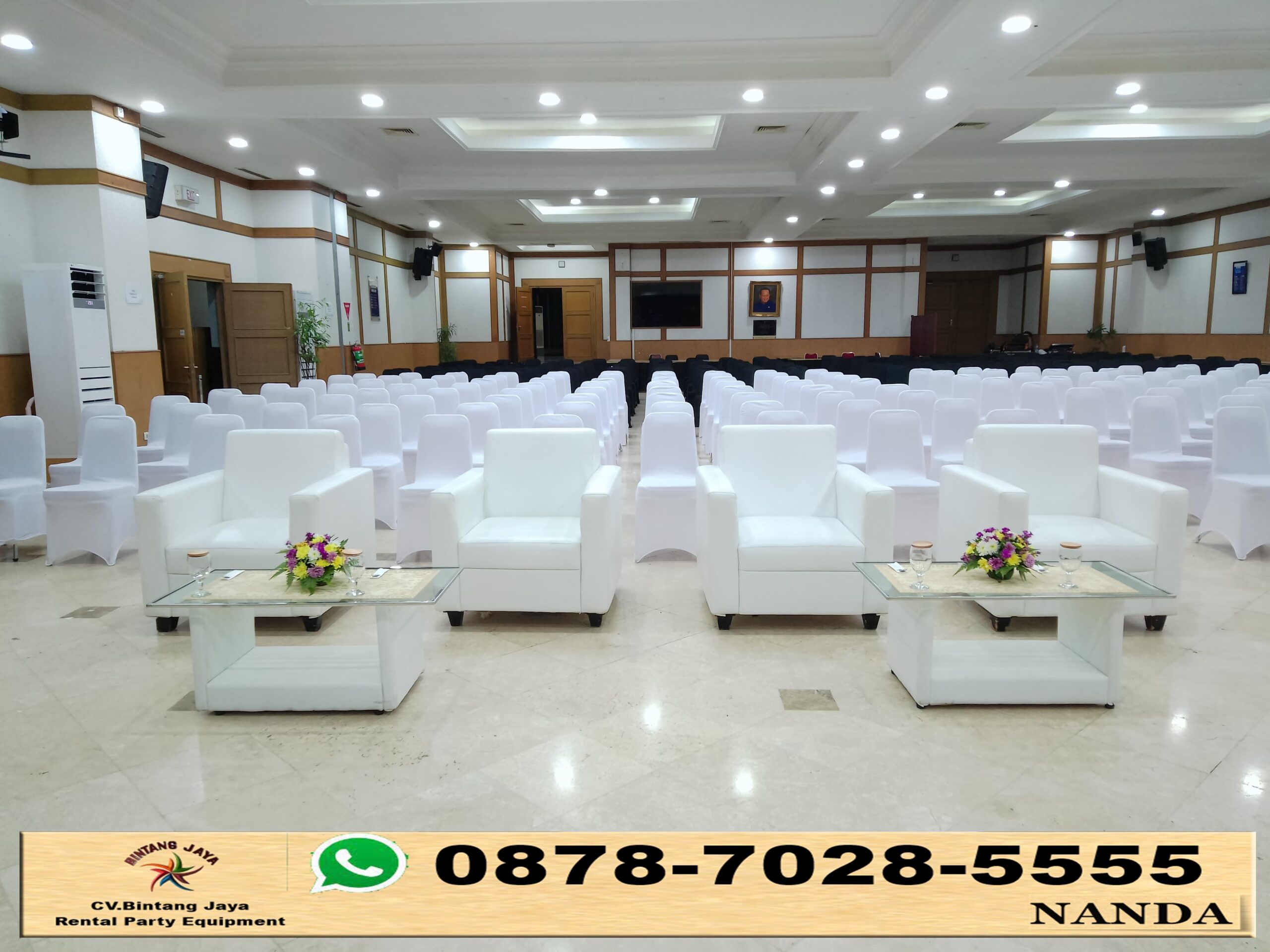 Sewa Sofa Putih & Hitam Single Berikut Meja Kaca di Jakarta3 Sewa Sofa Putih & Hitam Single Berikut Meja Kaca di Jakarta