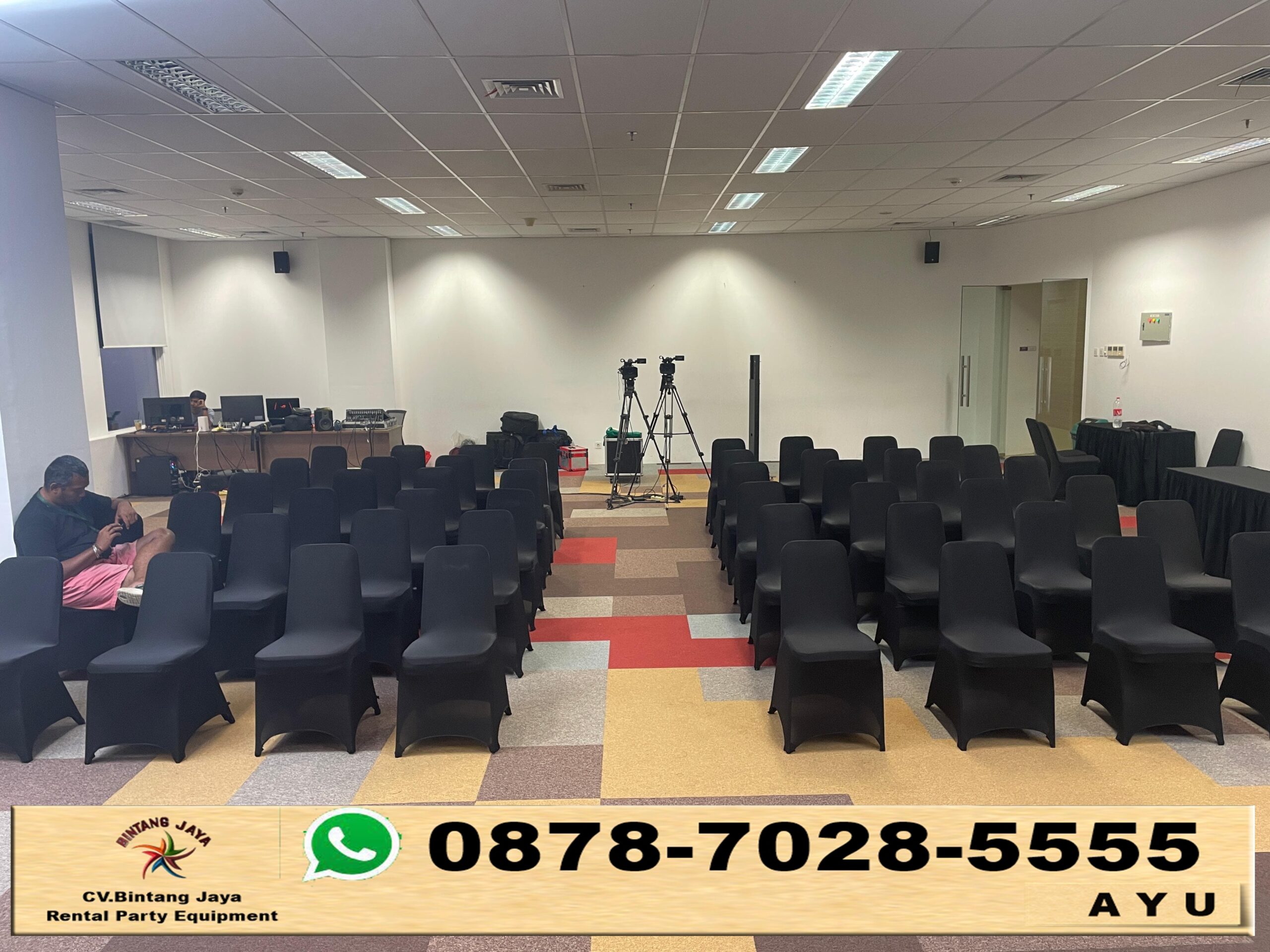 Sewa Kursi Futura Dan Meja Kotak Cover Hitam di Jakarta