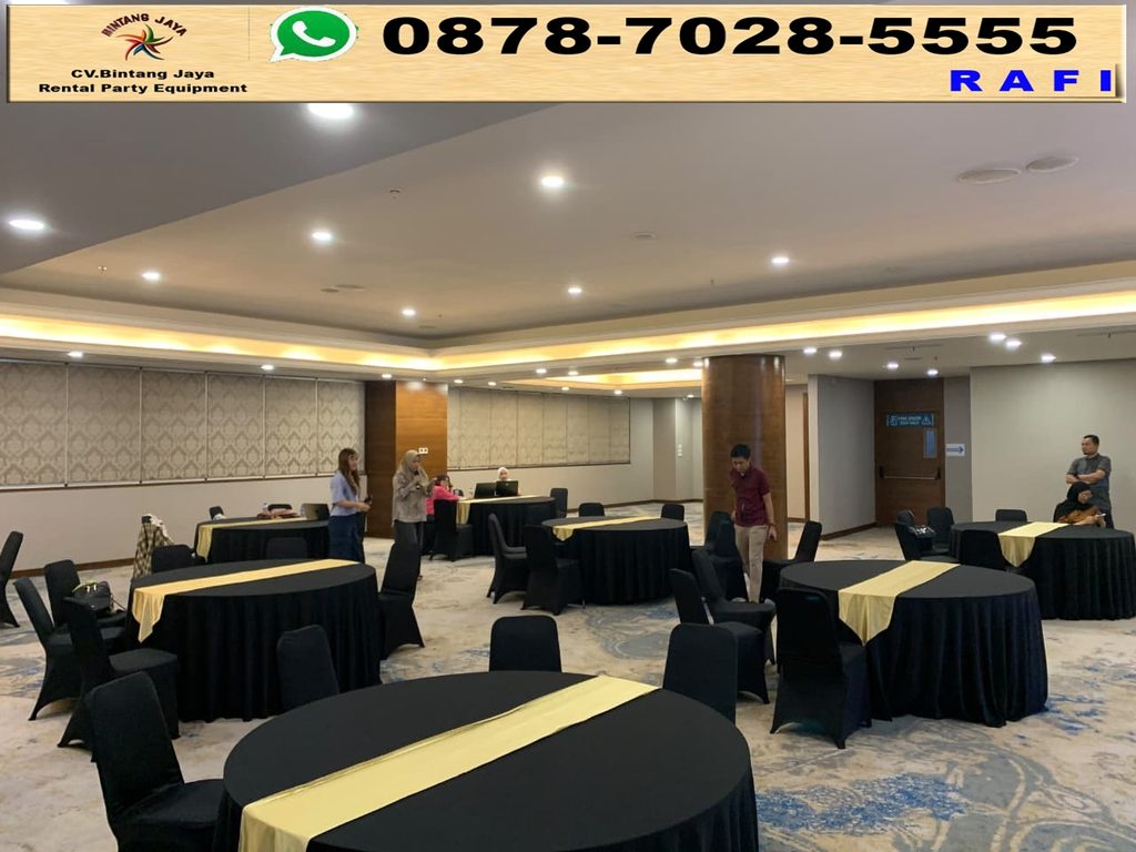 Rental Meja Bundar Taplak Hitam Runner Gold Jakarta