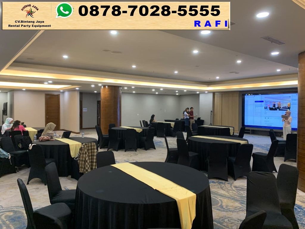 Rental Meja Bundar Taplak Hitam Runner Gold Jakarta