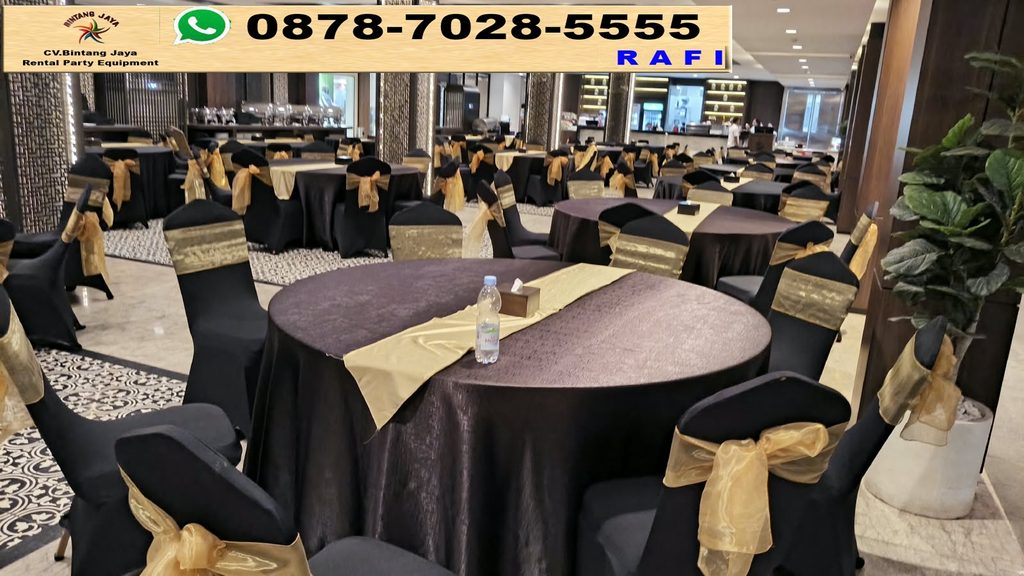 Rental Meja Bundar Taplak Hitam Runner Gold Jakarta